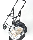 ラプレのバッグは簡易ハウスとして独立して利用可能。ハウスにはジャバラフードも取り付けが可能です。(モデル犬：7.5kg)